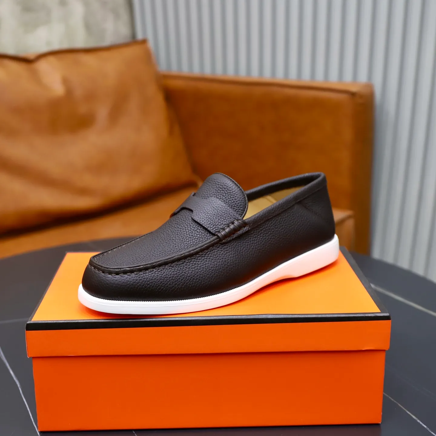 Ex-factory price: 560💰Hermès/Hermès slip-on men's shoes. This shoe is made of imported pebbled cowhide. It has simple and smooth lines and is combined with aerodynamically designed 3CM rubber foam ultra-light soles! Youthful and fashionable, classic H-shaped hardware buckle decoration, calf lining gently wraps the feet, with logo cowhide feet, casual and urban style, highlighting youthful vitality, sports and leisure version, super versatile, code number: 38-39-40-41-42-43-44 standard leather shoe size (45 can be customized but does not support returns)